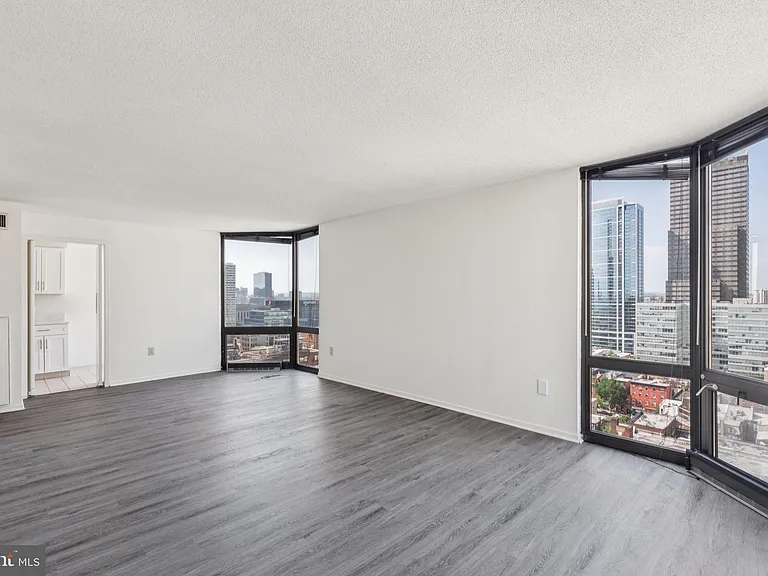 2020 Walnut St #21B — Photo 1