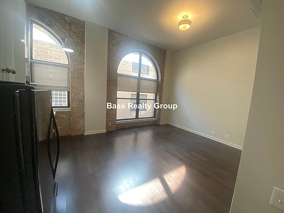 2nd image of 5021 N Kenmore Ave #205