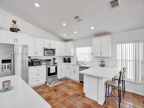 16541 NW 5th St, Pembroke Pines, FL 33028