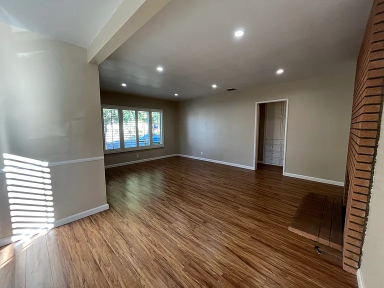 13836 Cohasset St — Photo 3