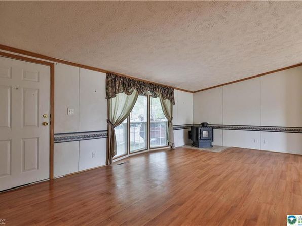 4231 Independence Ln, Walnutport, PA 18088