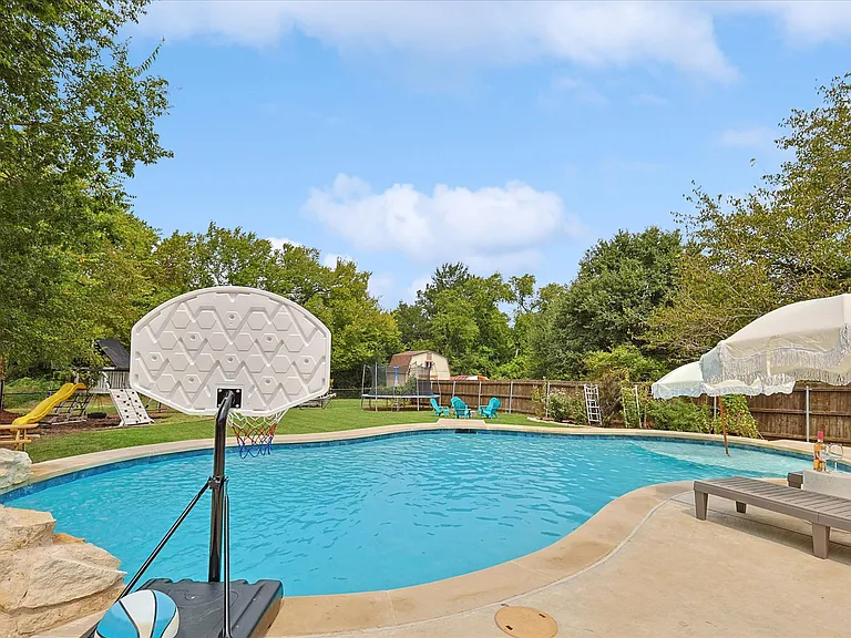 111 Creekview Dr W — Photo 47