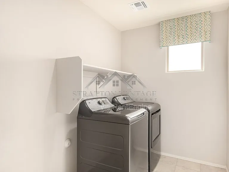 55 E Constitution Dr — Photo 25