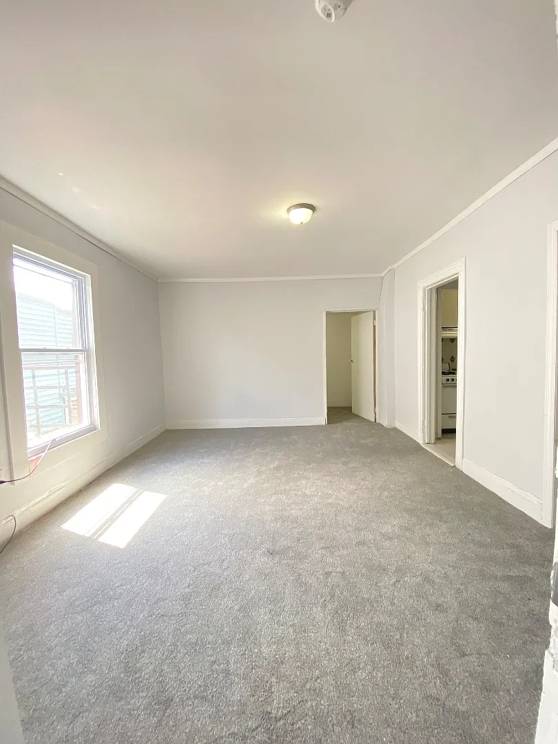 Unit Photo - 904 2nd Ave #1