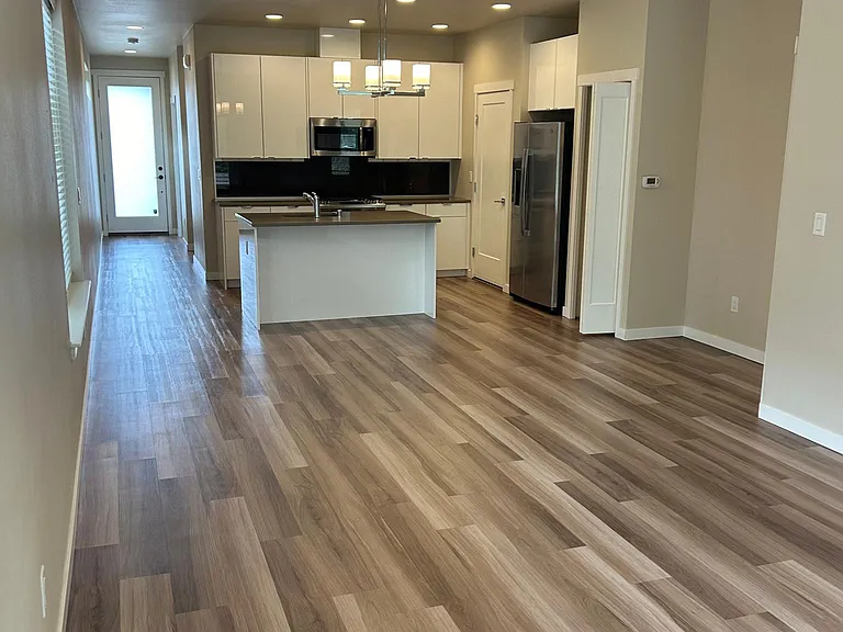 905 Sunseeker Ln — Photo 2