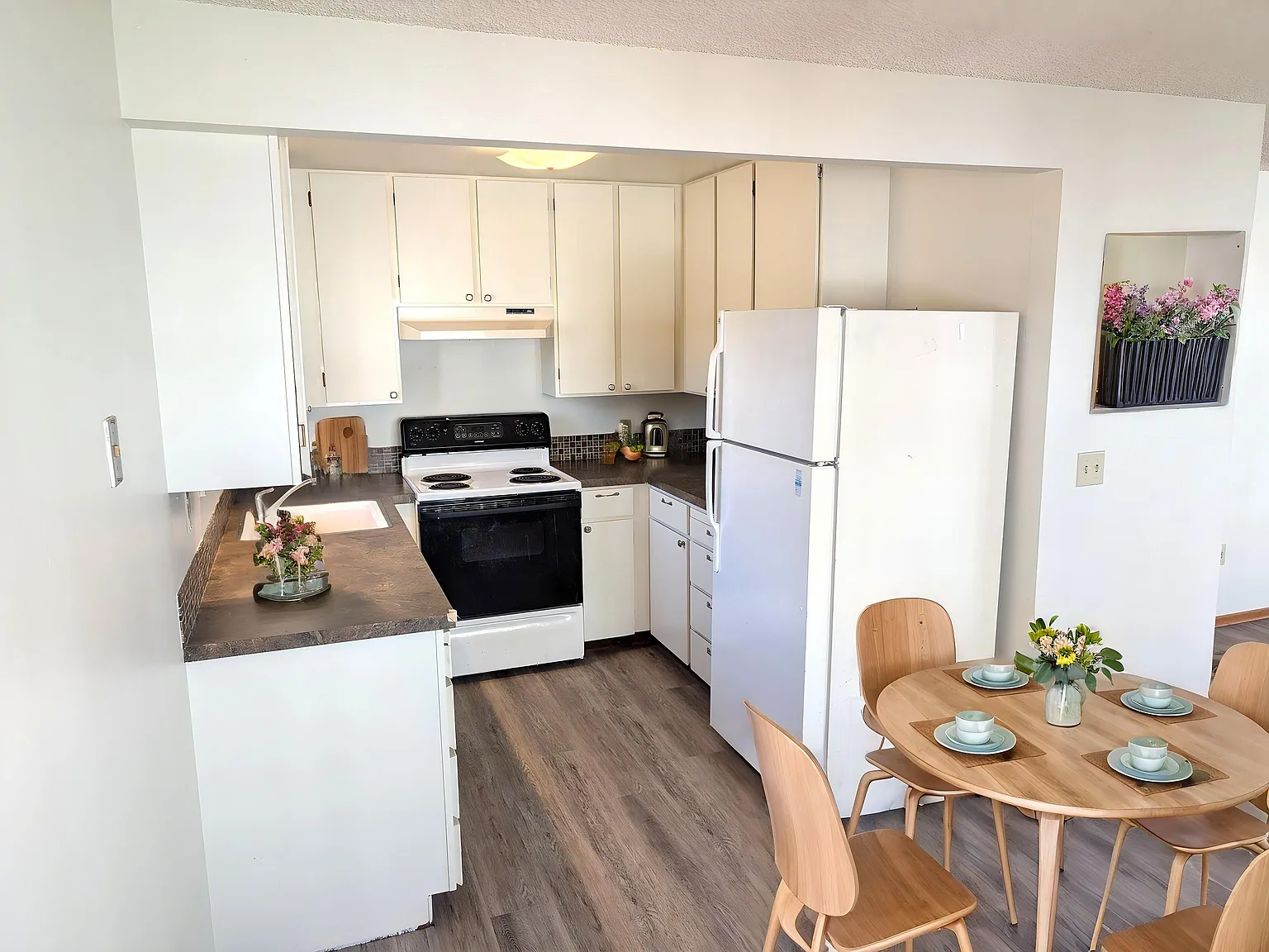 2 bed, 1000 sqft, $2,395 — Photo 3