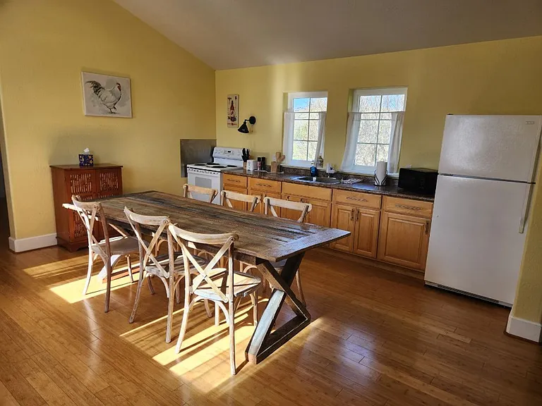 Studio Apartment on 27 Acre Estate | Available Now — Photo 5