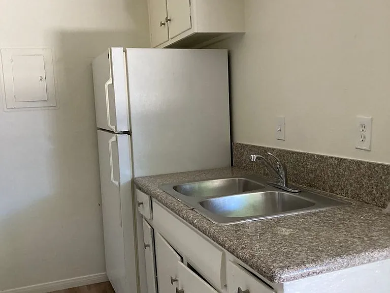 2501 Cedar Ave — Photo 4