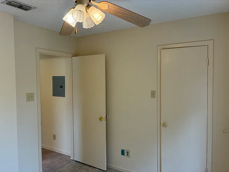1219 Truman Ln — Photo 5