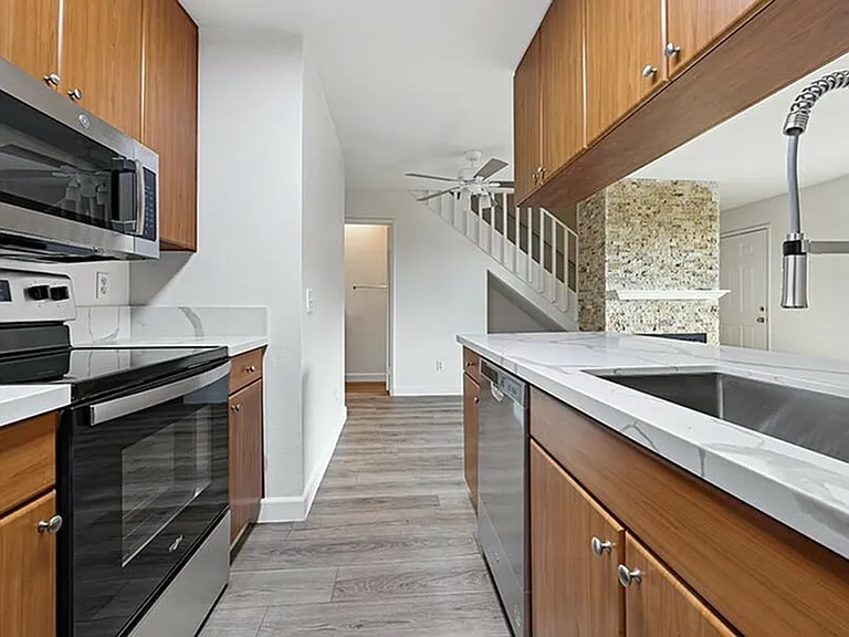 Canyon Springs Townhome Apartments — Photo 4