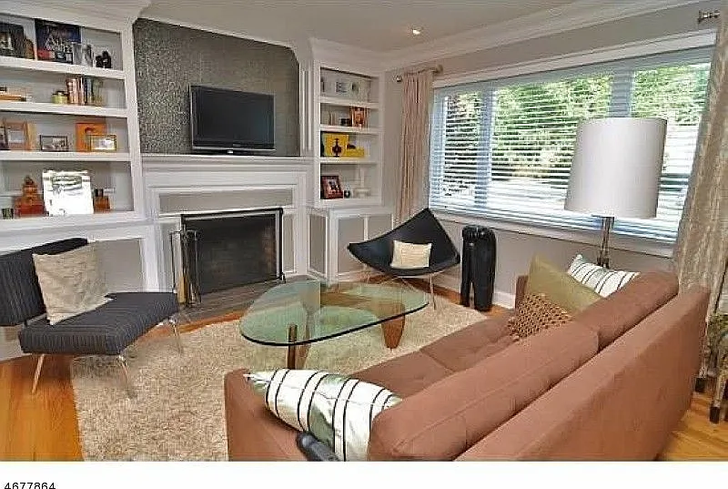 4 bed, 2.5 bath, 2031 sqft, $6,500 — Photo 2