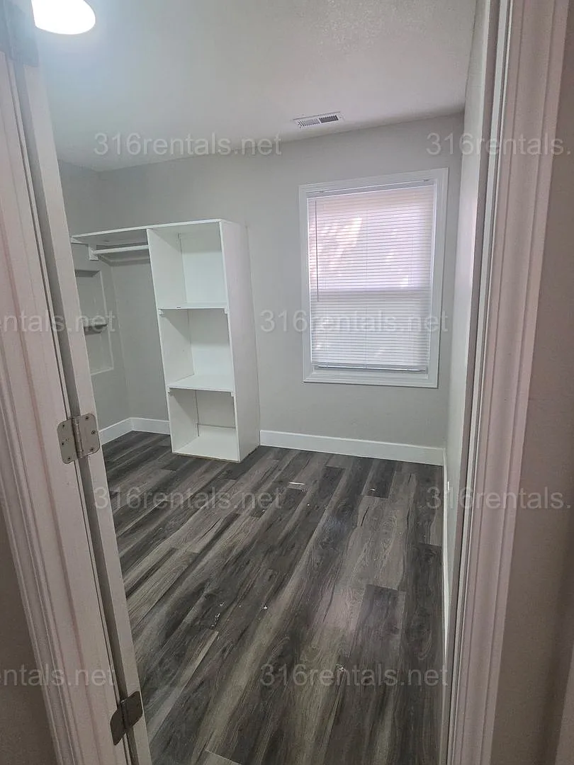 $1045- 2 bed 1 bath - Single Family Home — Photo 2