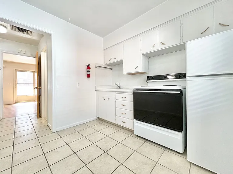 1170 E. Westminster Ave. — Photo 8