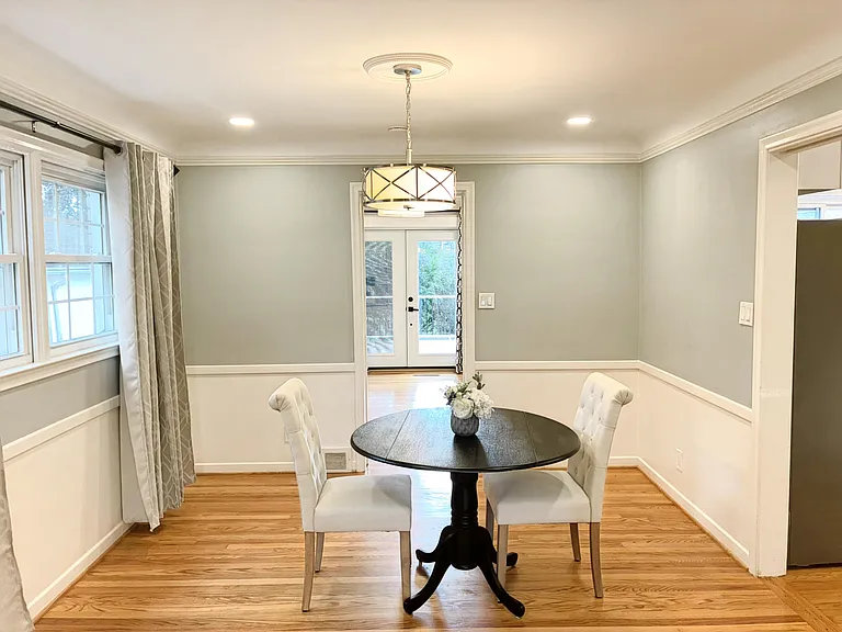 906 Putney St — Photo 14
