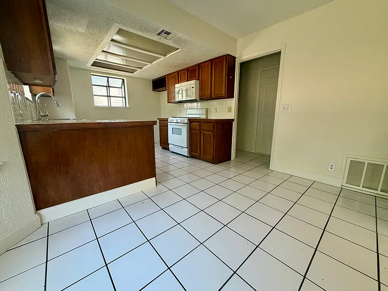 8206 N 122nd East Ave — Photo 4