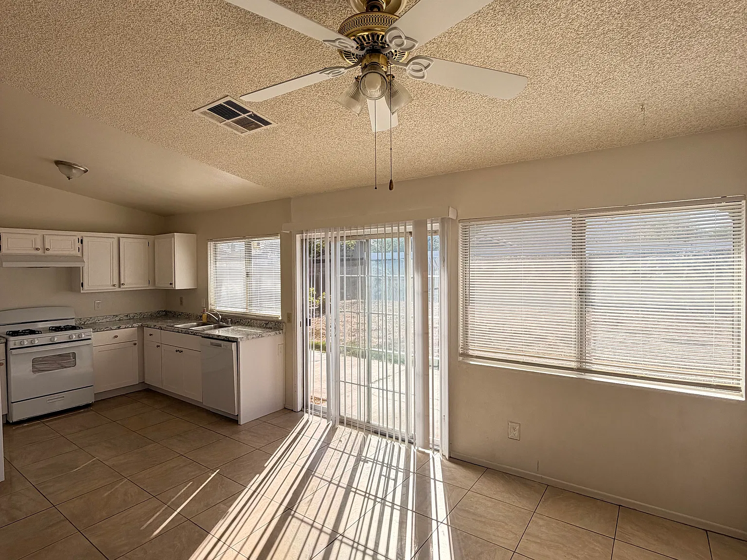 3 bed, 1116 sqft, $2,850 — Photo 3