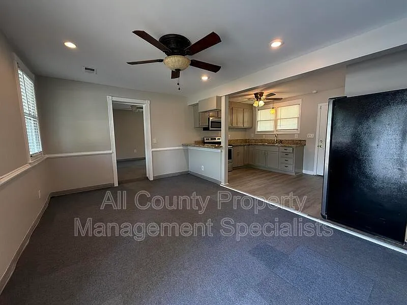 Building Photo - 1301 Pineview Dr