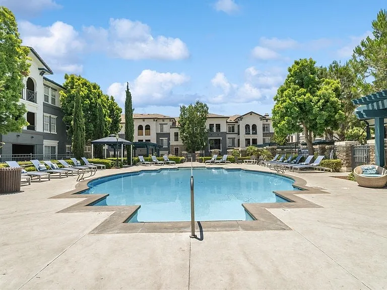 Victoria Arbors Apartment Homes — Photo 8