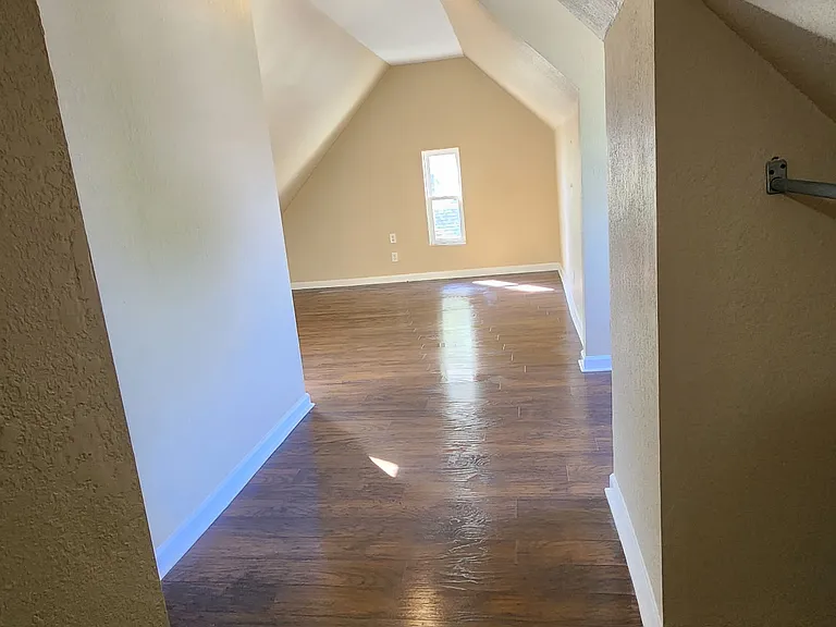 1522 Mott Ave — Photo 12