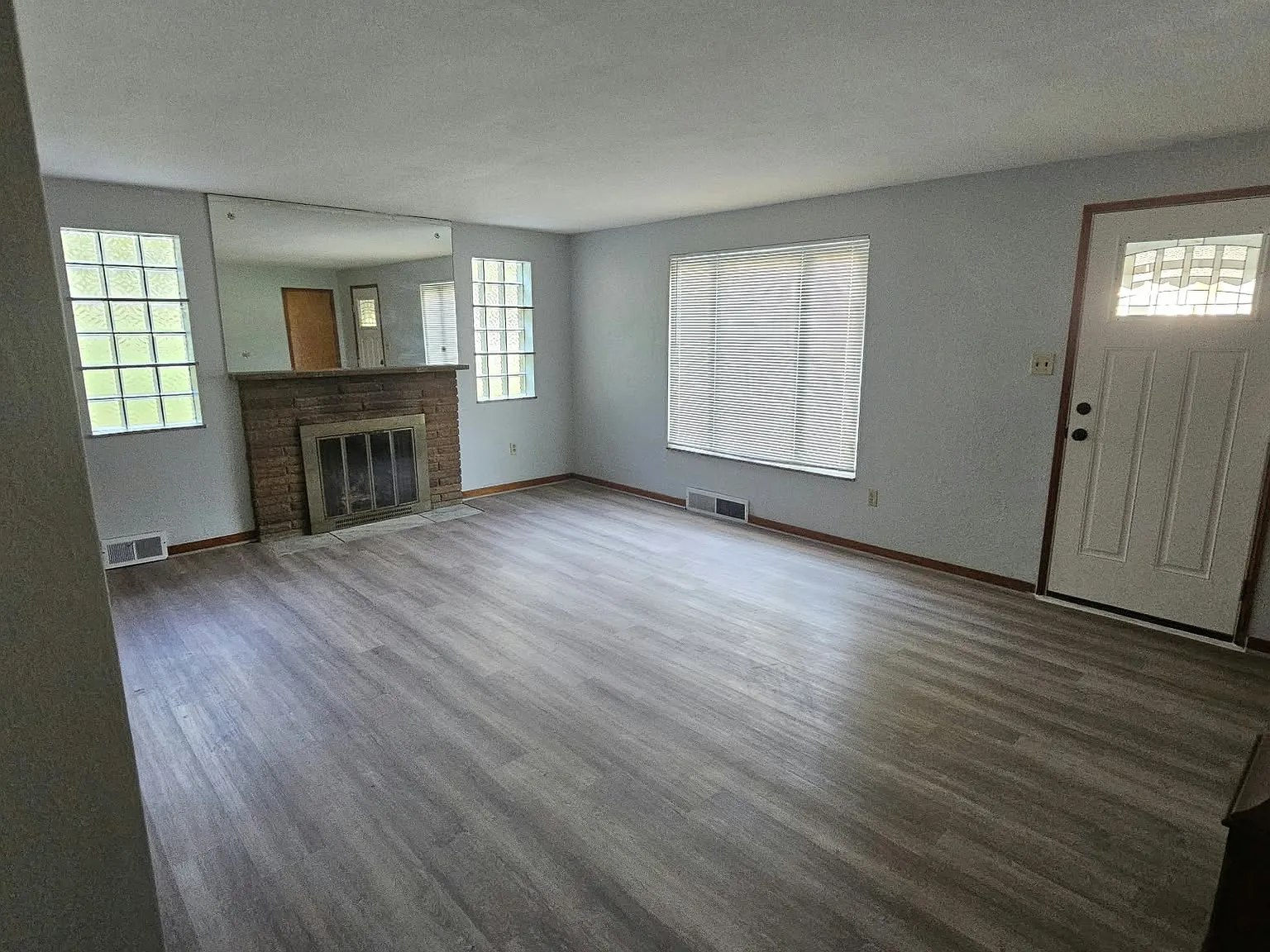 3 bed, 1124 sqft, $2,300 — Photo 4