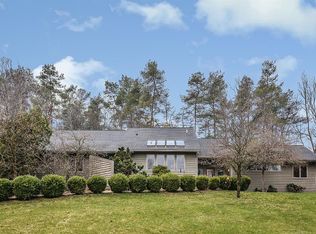 3828 E Pineview Dr, Dexter, MI 48130