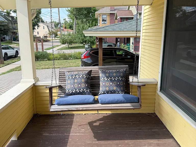 139 Leslie St — Photo 3