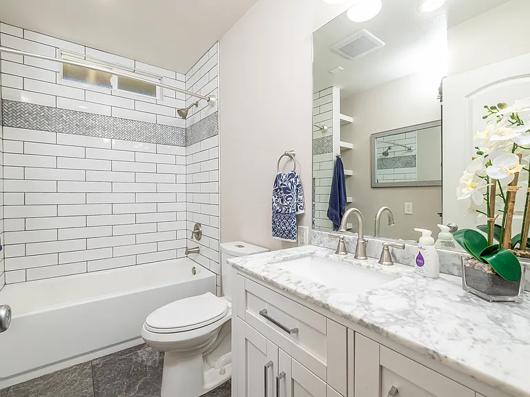 521 E Date St — Photo 27