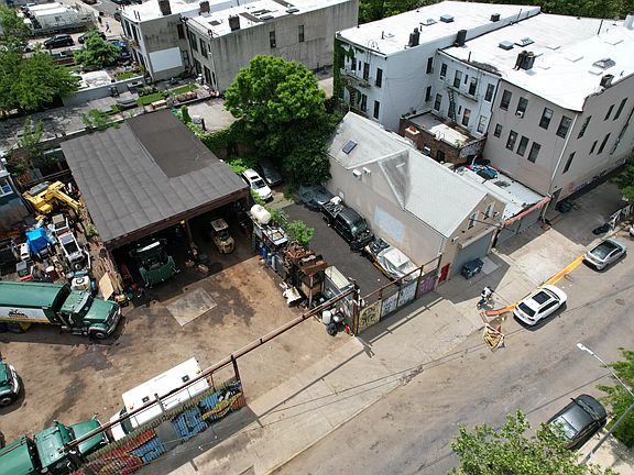 5th image of 17 Moore St #1