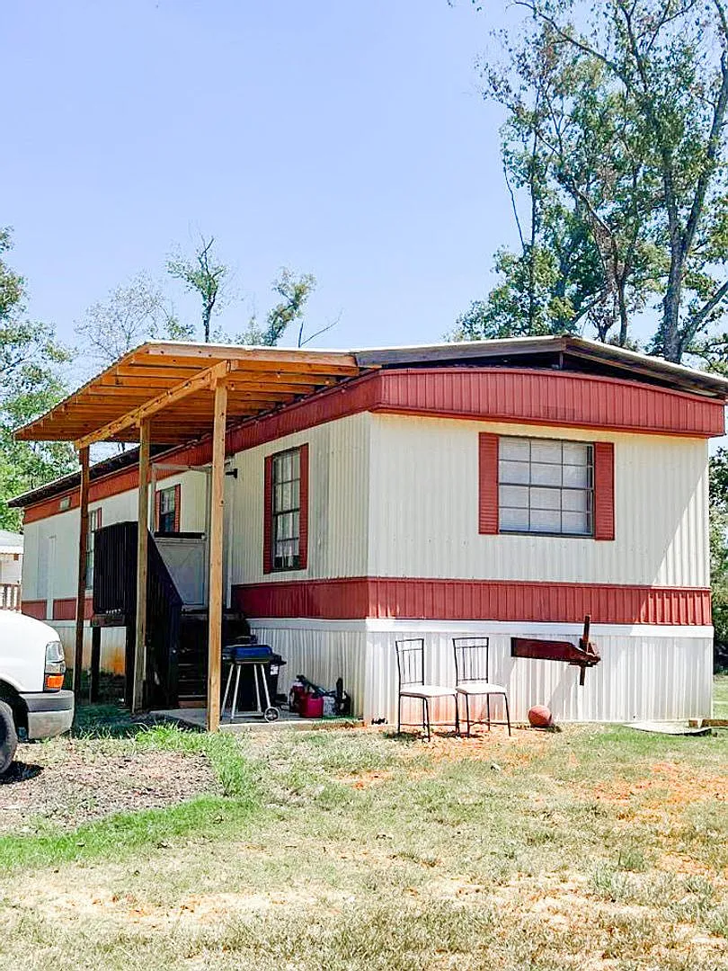 2 Bedroom Home in Holden with All Utilities Included — Photo 2