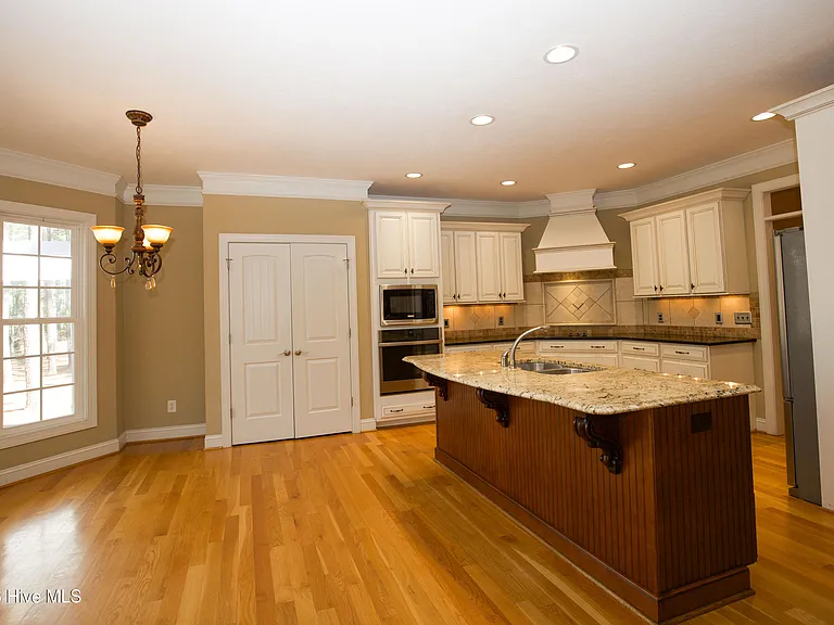 16 Montrose Ct — Photo 23