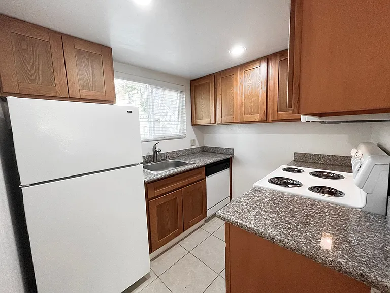 2206 V St #12 — Photo 5