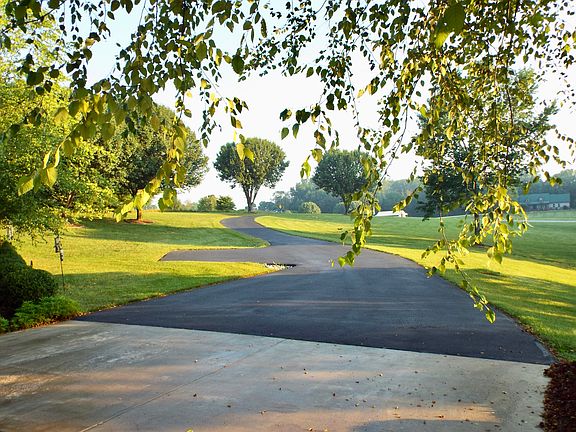 BEAUTIFUL QUIET SETTING!