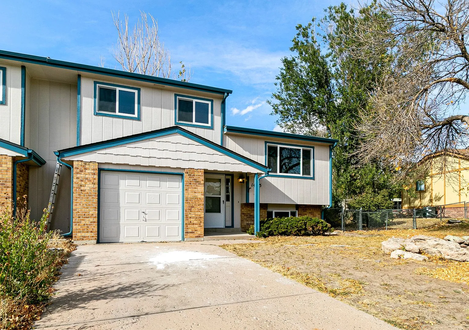 Half Duplex Near Downtown Castle Rock With Huge Yard And Garage! — Photo 1