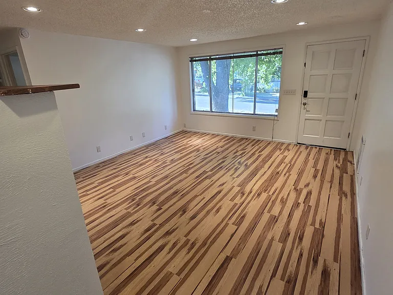 3945 Oak St — Photo 4