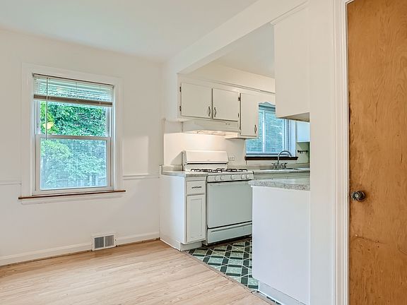 3rd image of 575 E Prairie Ave