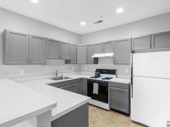 27 Mountain View Ct, Riverdale, NJ 07457