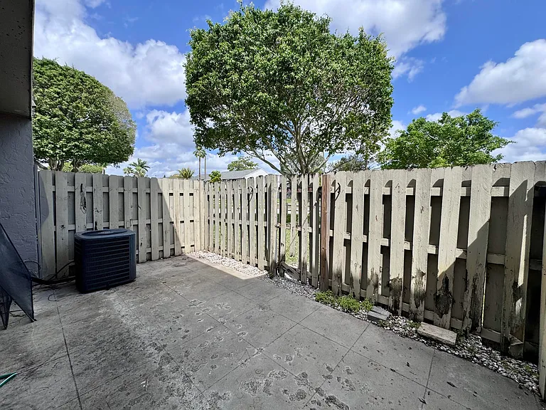 704 Riverside Dr — Photo 22