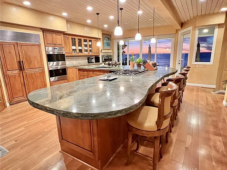 1137 Marine Dr — Photo 12