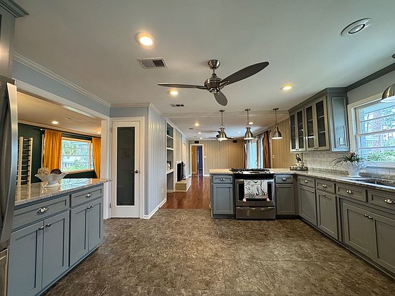 2nd image of 901 Pineridge Dr