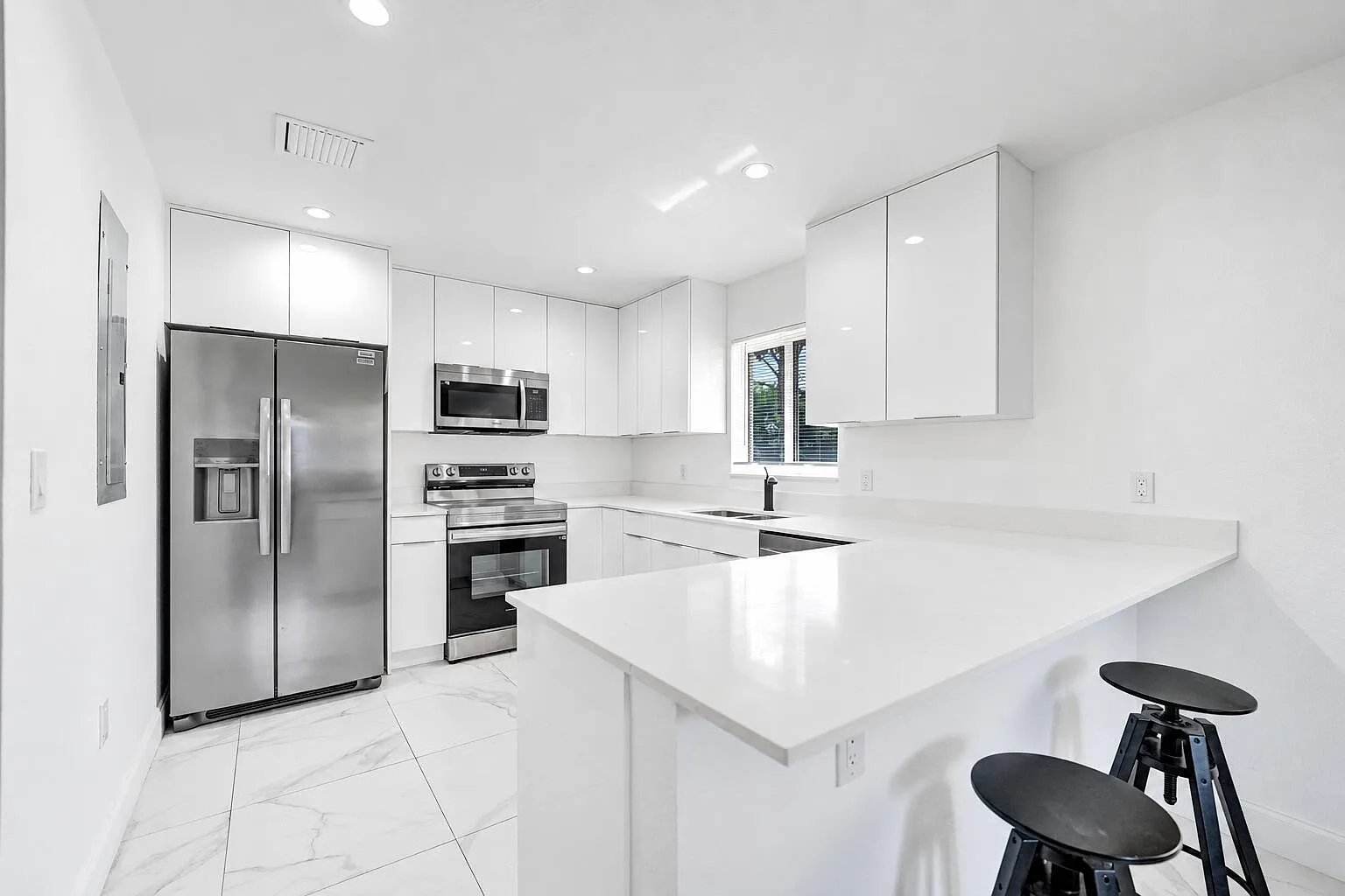 4 bed, 2.0 bath, 1460 sqft, $3,600 — Photo 3