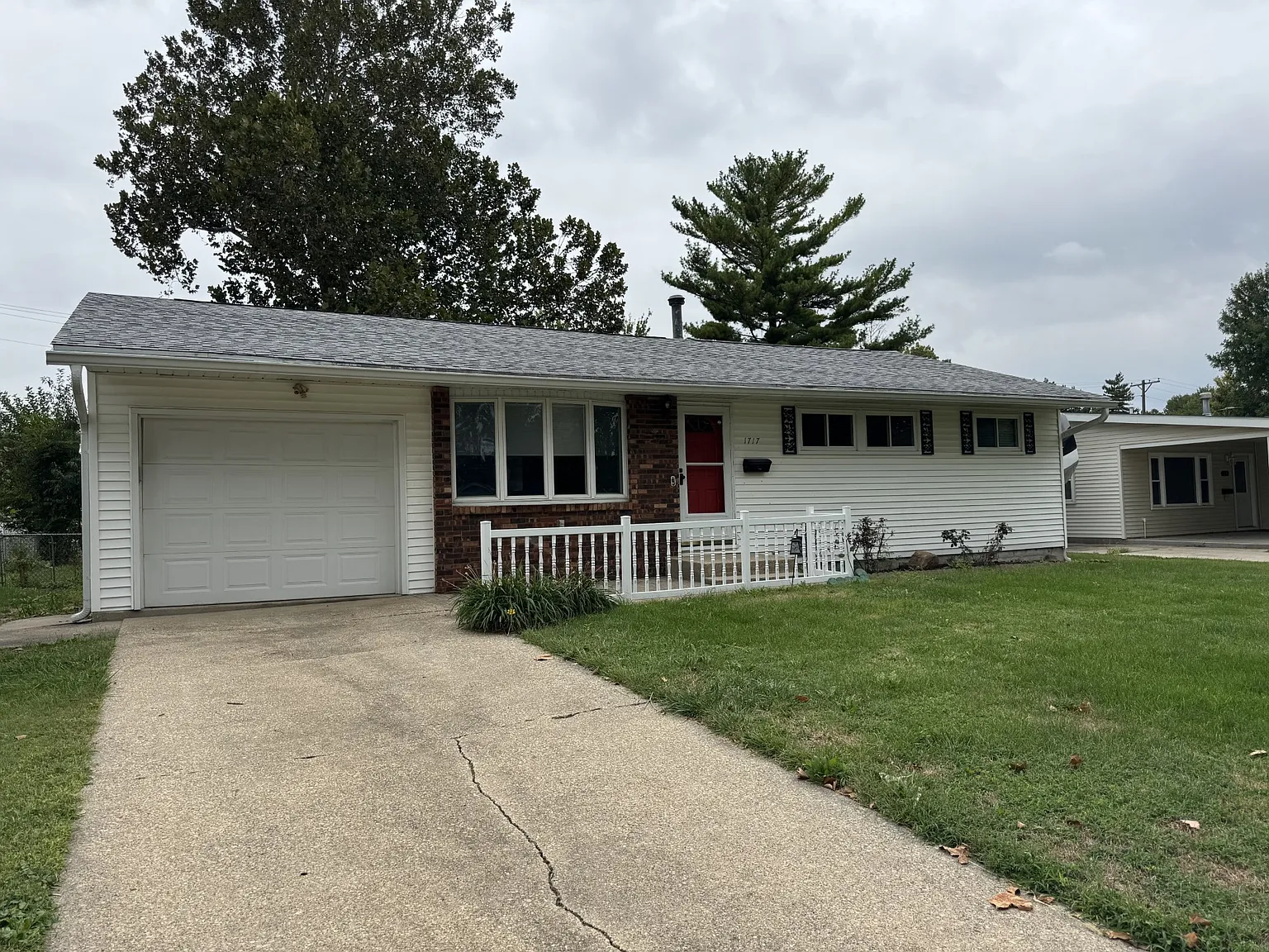 3 bed, 1.5 bath, 1415 sqft, $1,700 — Photo 2