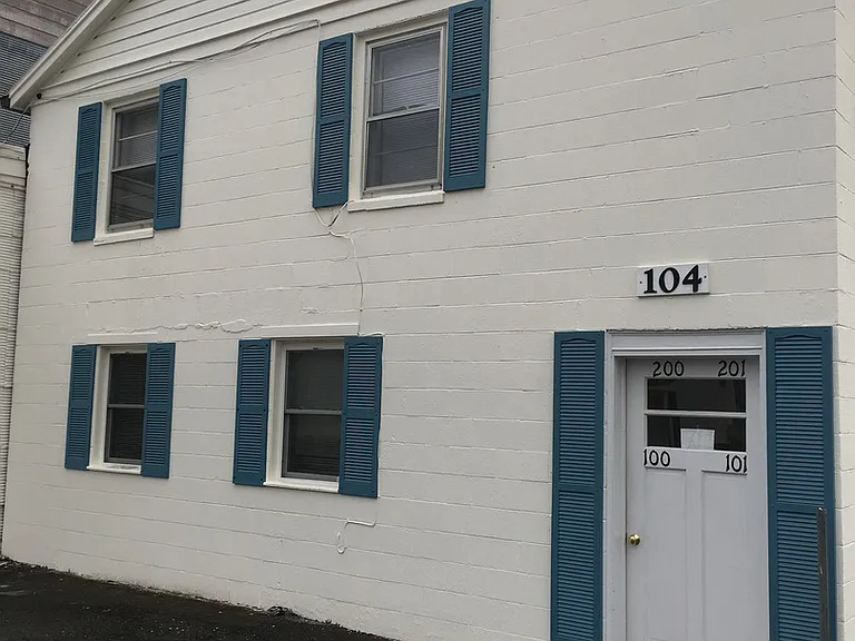 104 E Washington St — Photo 1