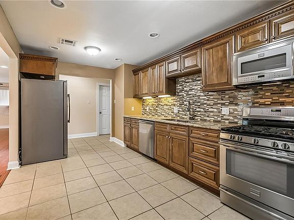 3rd image of 3434 Bruxelles St