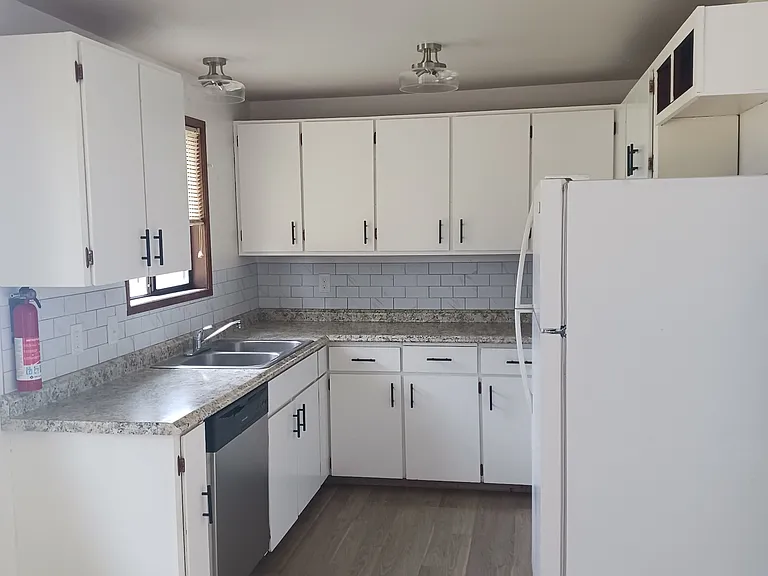W Oak Ct — Photo 2