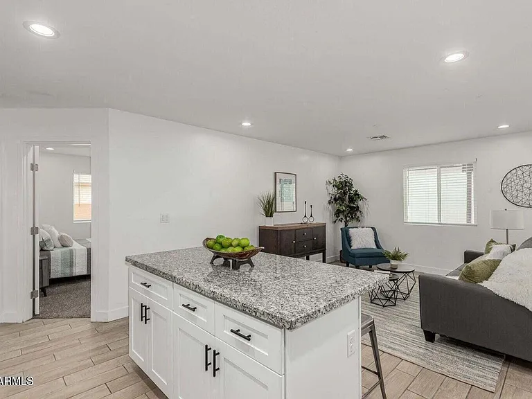5238 S 13th Pl — Photo 3