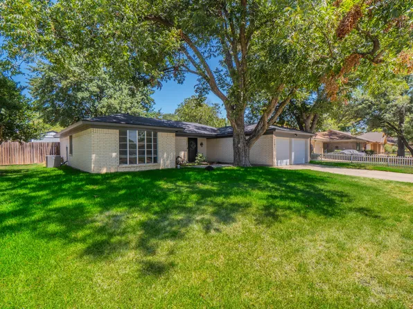 1701 Brookhaven Cir, Bedford, TX 76022