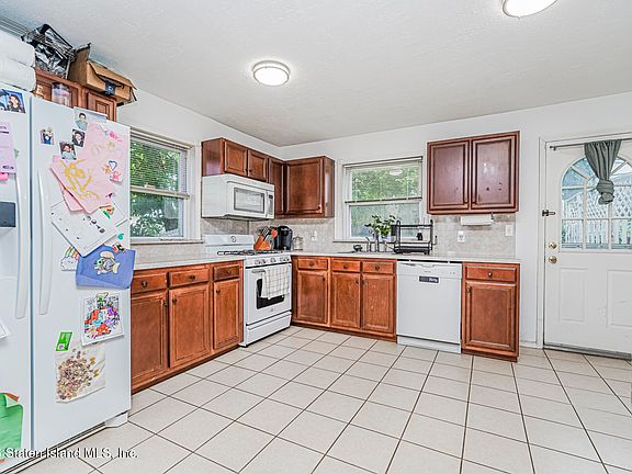 5th image of 137 Lafayette Ave