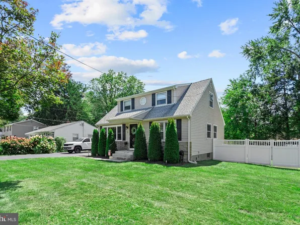 5 Langmoore Dr, Ewing, NJ 08638