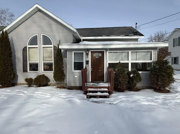 98 10th St, Clintonville, WI 54929