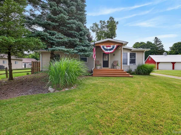 5977 Anglers Dr, Ortonville, MI 48462